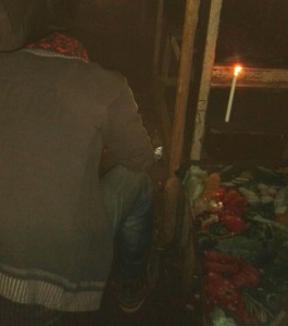 Eclairage à la bougie pendant un délestage à Conakry en Guinée. (Crédit photo : Nabé)