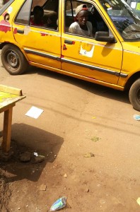 Un taxi de Conakry sur un dos d'&acirc;ne anarchique sur une route de la ville.