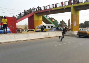 Piétons traversant l'autoroute - Conakry
