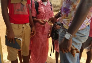 Instituteur et élèves à Conakry (Mise en scène)